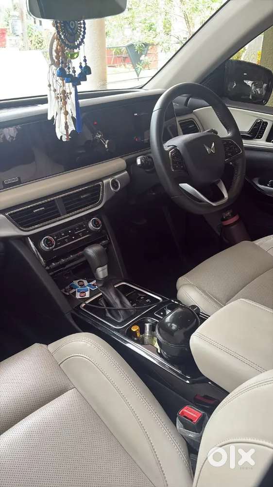 Mahindra Xuv700 Ax7 Diesel At Awd 7-seater  Black  2025 Delivery
