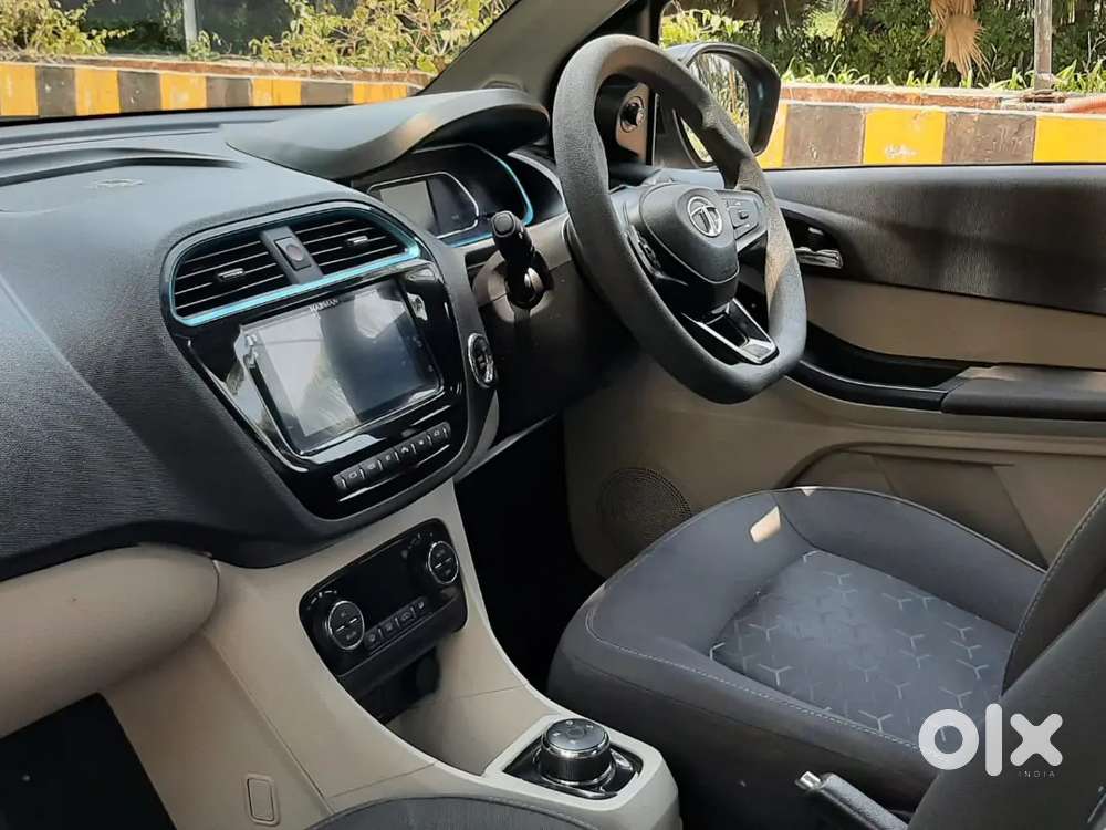 Lux Varient With Auto Headlight And Rain Sensing Wipers