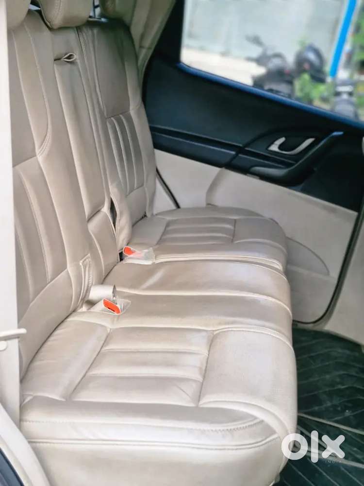 Mahindra Xuv500 W10