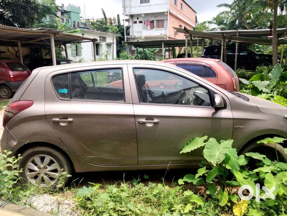 Colour Bronze,tax Paid Upto 39/02/2028,no Of Cylinder 04