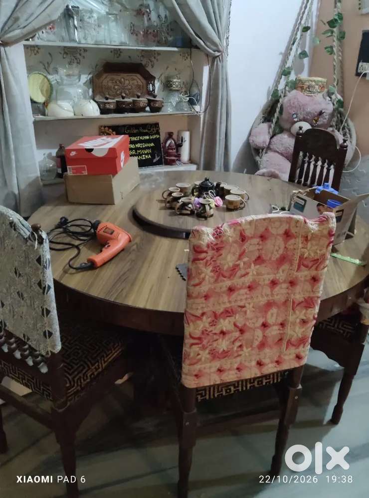 Circle dining table