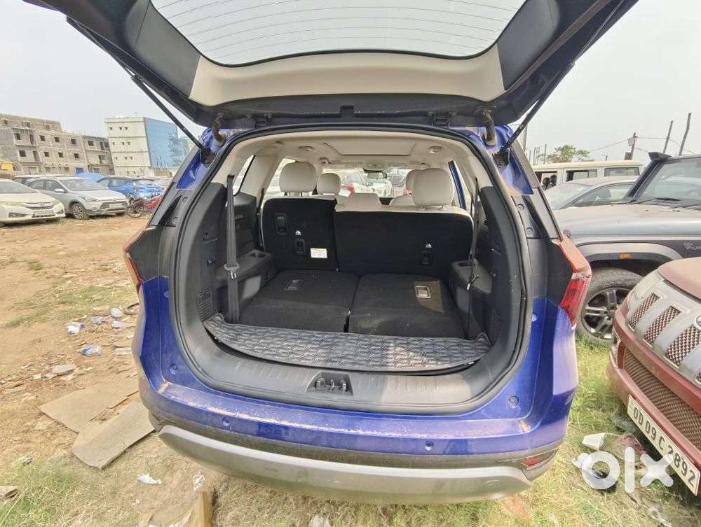 Mahindra Xuv700 2.0 Ax 7 Petrol At Luxury Pack Str, 2025