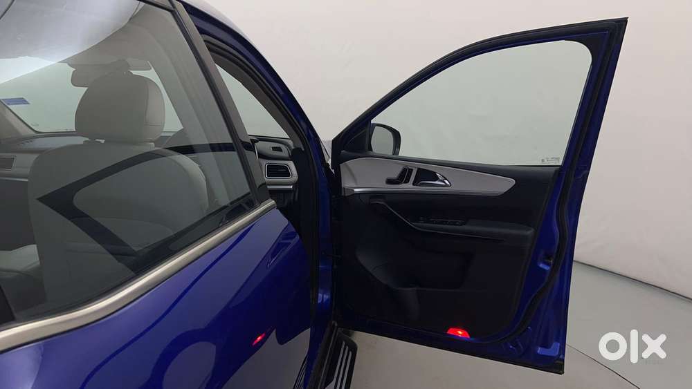 Mahindra Xuv700 2.0 Ax 7 Petrol Mt Str, 2022, Petrol