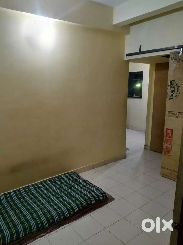 Female Roommate Pahije
