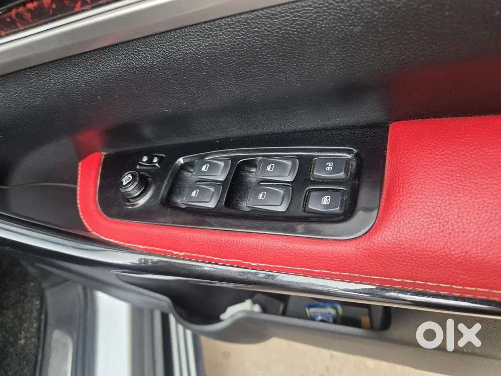 Mahindra Xuv700 Ax5 Petrol Manual 7-seater 2022  ₹3l+ Upgrades