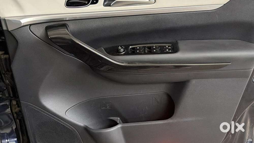 Mahindra Xuv700 2.0 Ax 7 Petrol Mt Str, 2025, Petrol