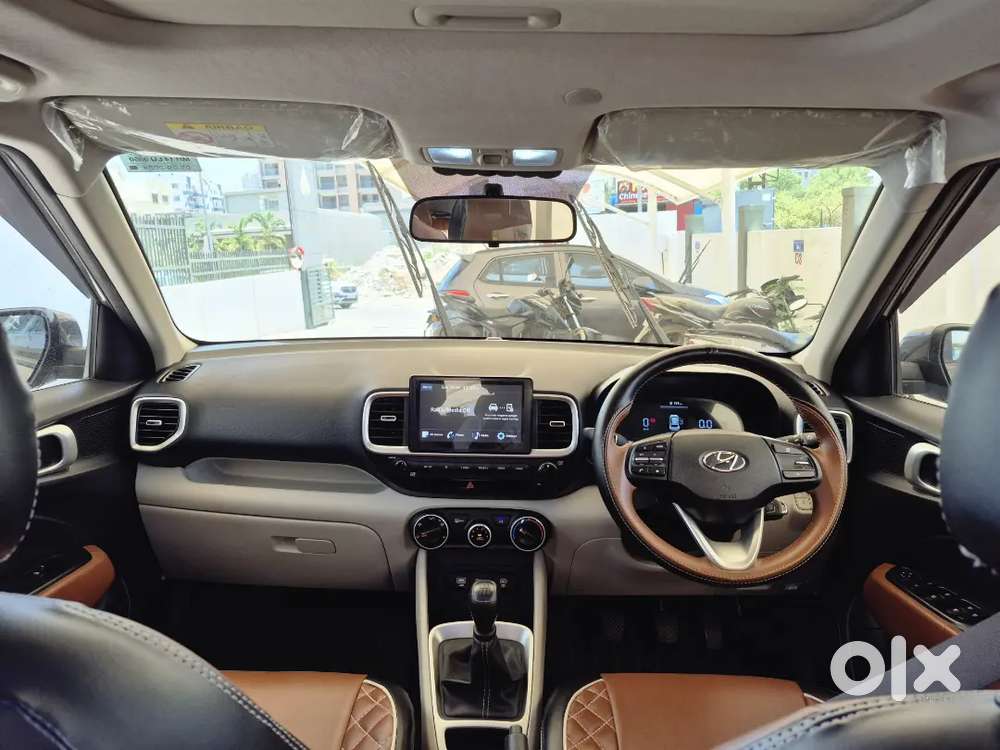 Hyundai Venue So+ 2024 Petrol Well Maintained With Sunroof