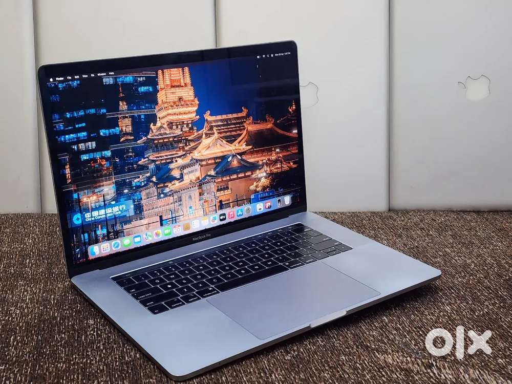 Apple Macbook Pro i7 16gb 256gb 5.5gb GFX 15inch RetinaTouchbar