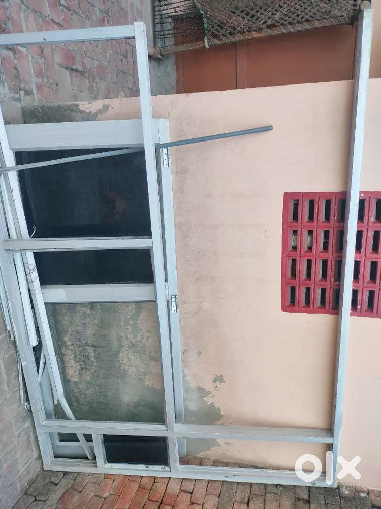 Aluminium gate with panels