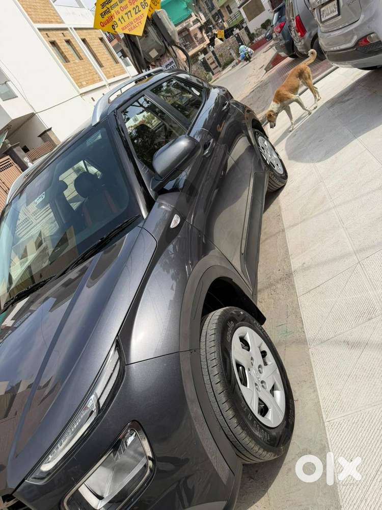 Hyundai Venue 2021 Petrol 8800 Km Driven