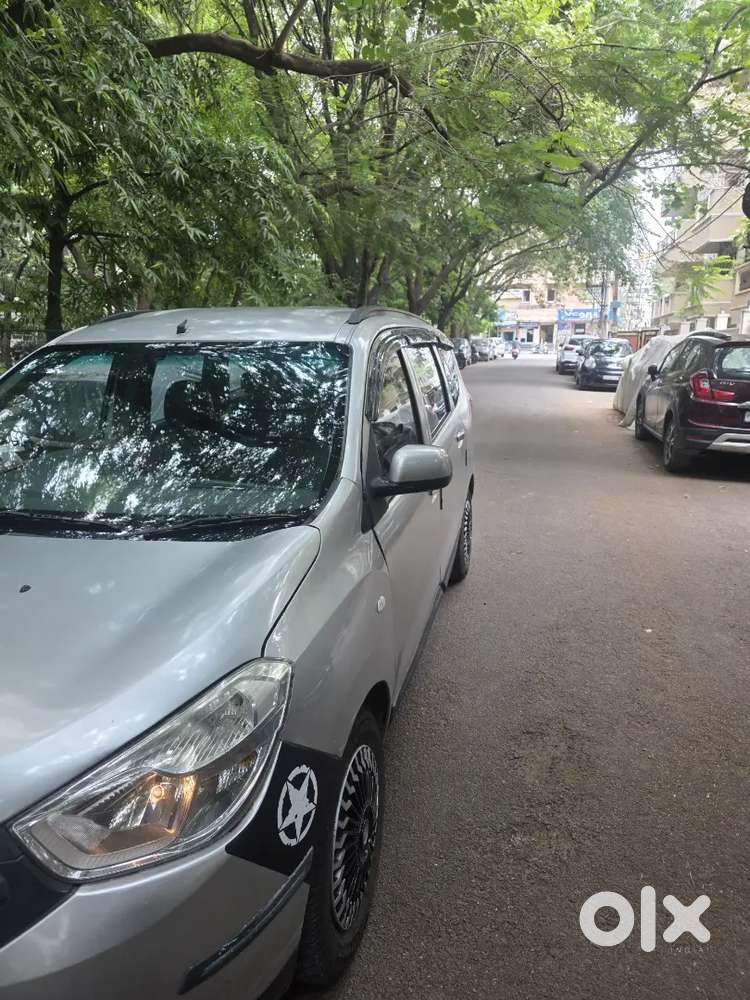 Renault Lodgy 85 Psi Rxl Dci 2015 Sliver In Very Good Condition.