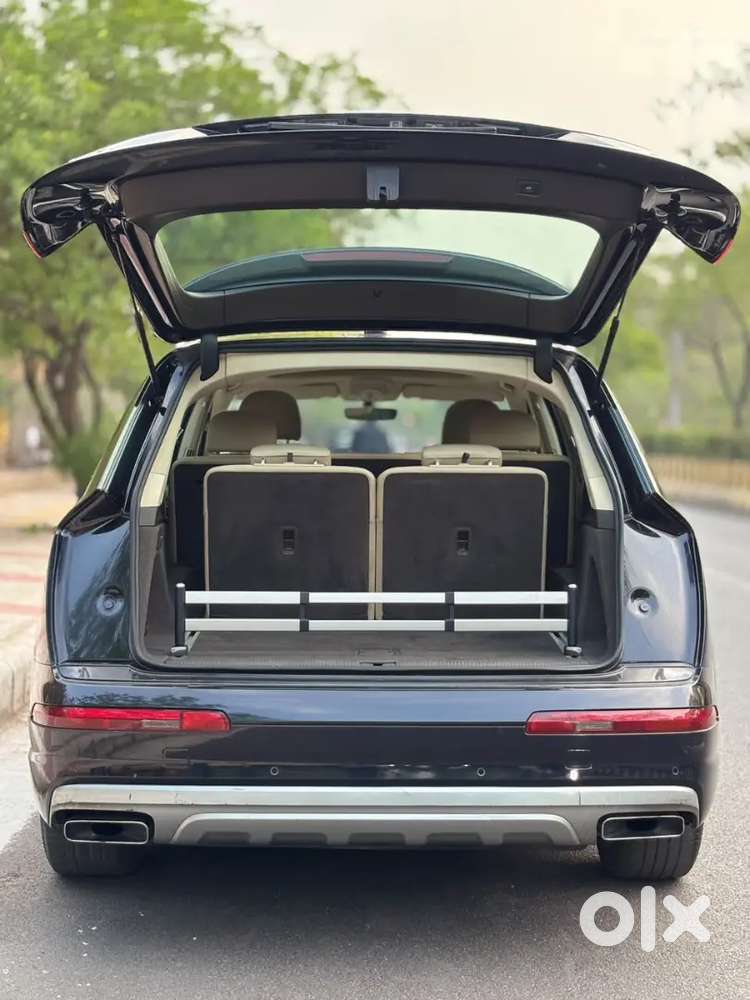 Black Colour Audi Q7 Technology