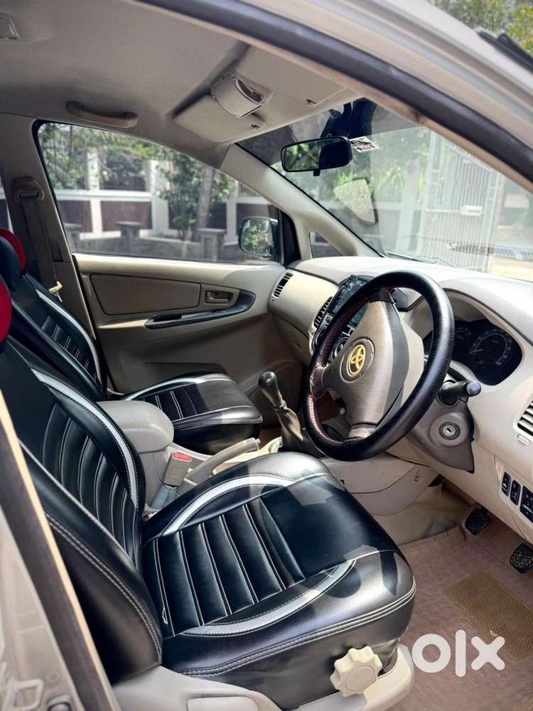 Toyota Innova 2010 8 Seater