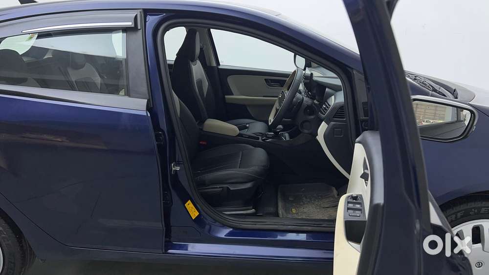 Tata Altroz 1.2 Xza Petrol Dct, 2025, Petrol