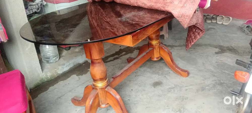 Dining table with Four Chair