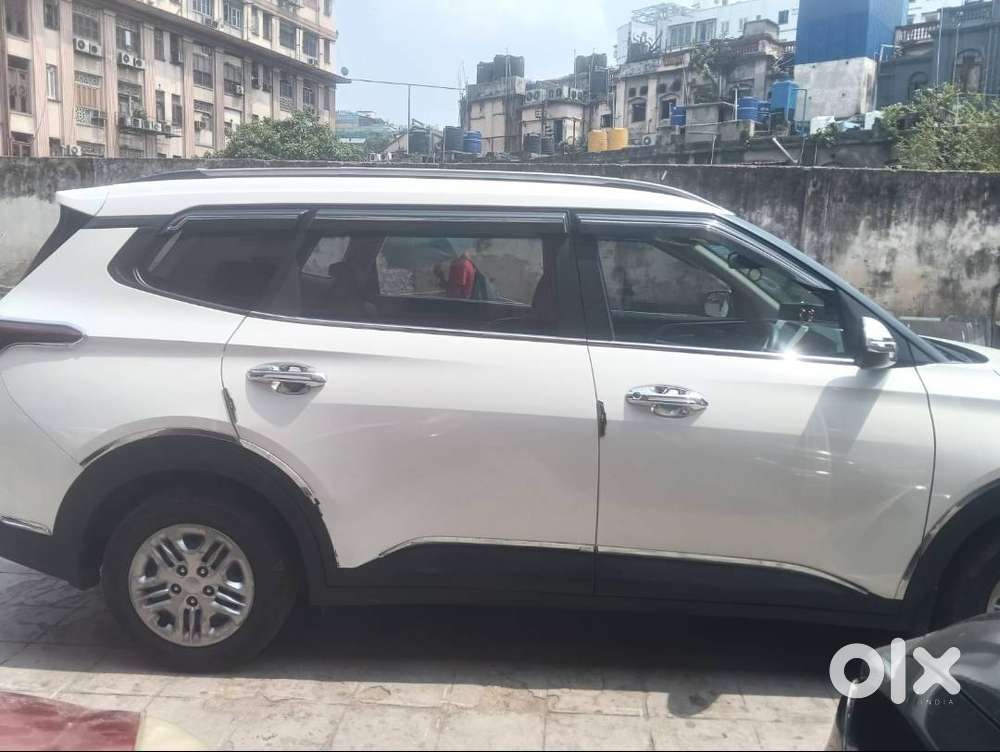 Kia Carens (2023) G 1.5 6mt Prestige...only 14000km Run
