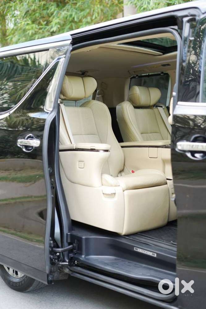 Toyota Vellfire 2.5 Executive Lounge, 2023, Petrol