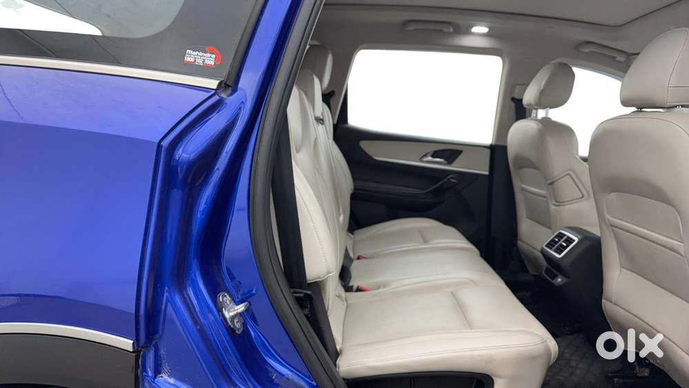 Mahindra Xuv700 Ax 5 Petrol Mt 7 Str (e), 2023, Petrol