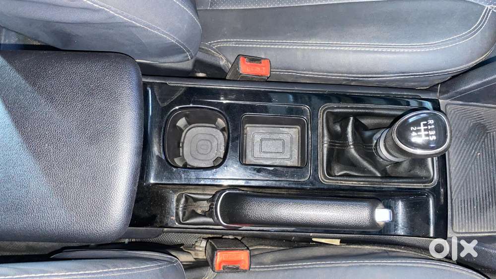 Mahindra Xuv700 2.0 Ax 5 Petrol Mt 7 Str, 2022, Petrol