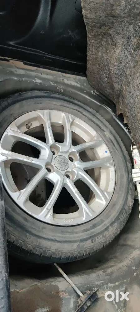 Maruti Suzuki Swift 1.3 Zxi 2024 Under Warranty