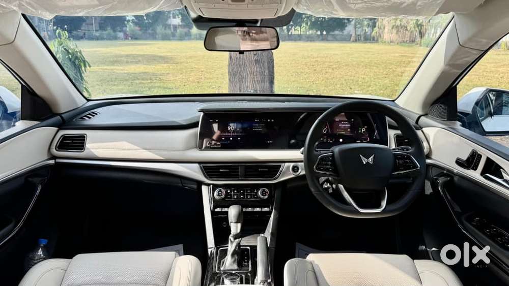 Mahindra Xuv700 2.2 Ax 7 Diesel At Str, 2025, Diesel