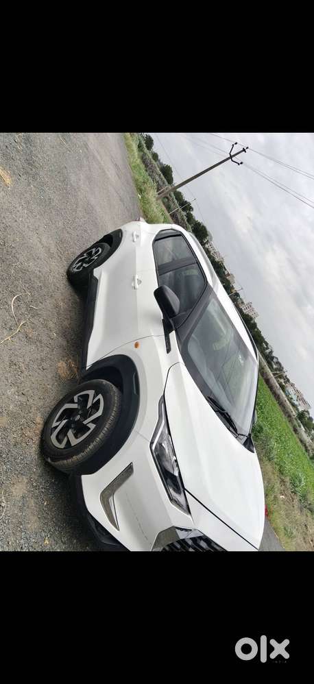 Nissan Magnite (white)