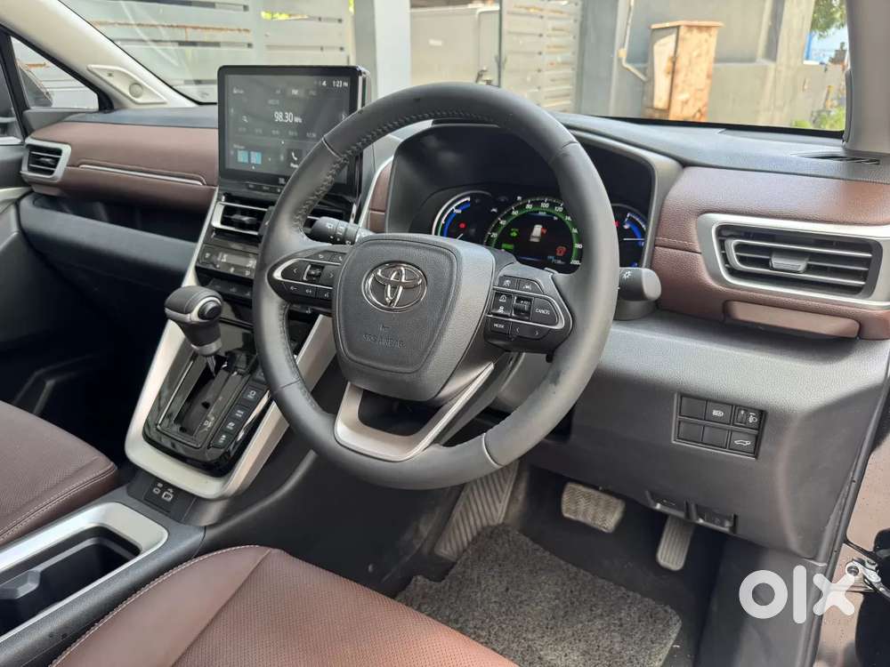 Toyota Innova Hycross 2.0 Zx (o) Hybrid 7 Str, 2025, Petrol