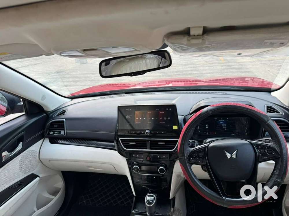 For Sale: Mahindra Xuv3xo Ax7 Diesel Mt (dual Tone)