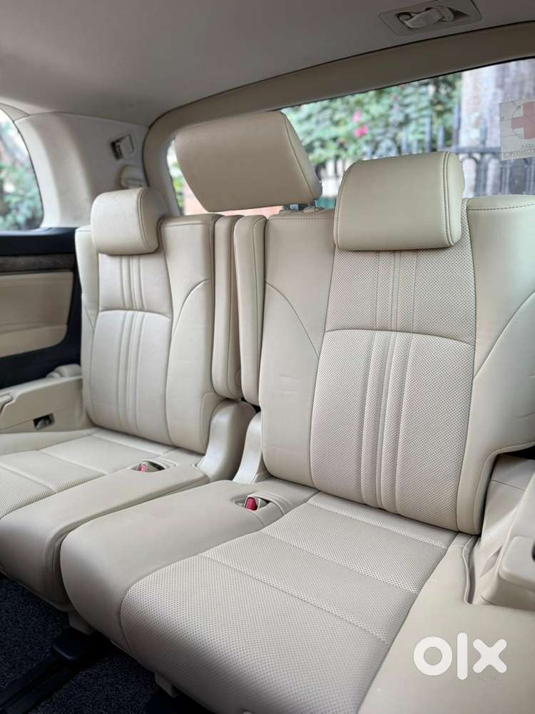 Toyota Vellfire 2.5 Executive Lounge, 2022, Cng & Hybrids