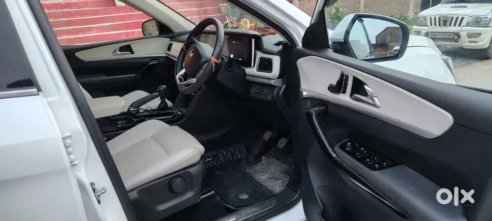 Mahindra Xuv700 2024 Petrol Well Maintained