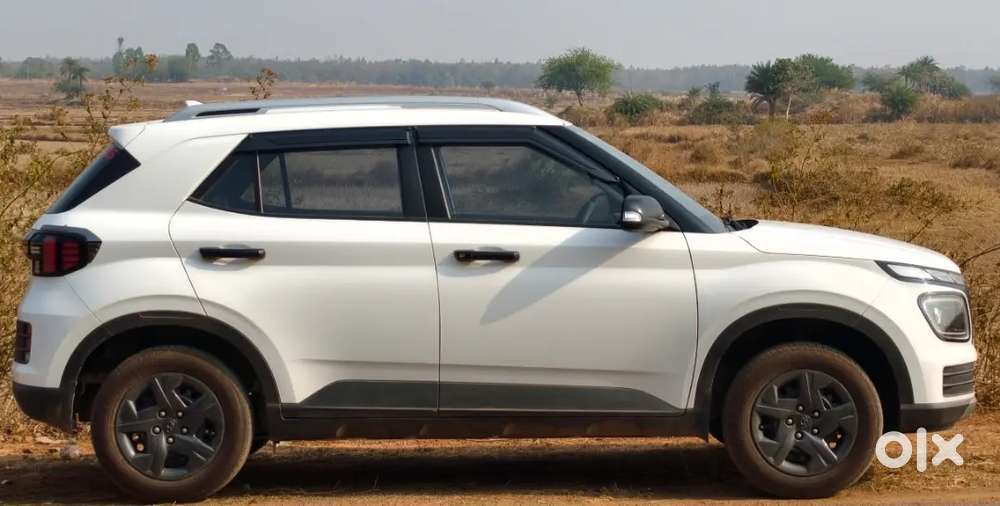 Hyundai Venue 2024 Petrol Well Maintained