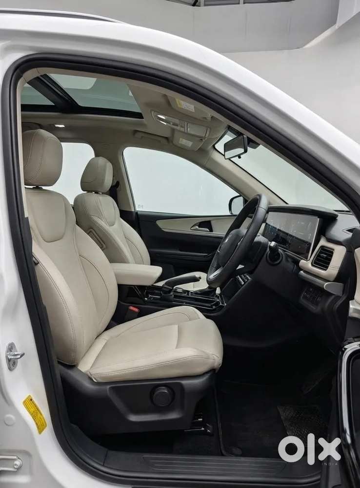Mahindra Xuv700 2.0 Ax 7 Petrol At Str, 2025, Petrol