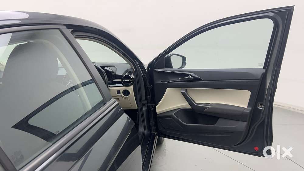 Skoda Slavia Ambition 1.0l Tsi At, 2023, Petrol