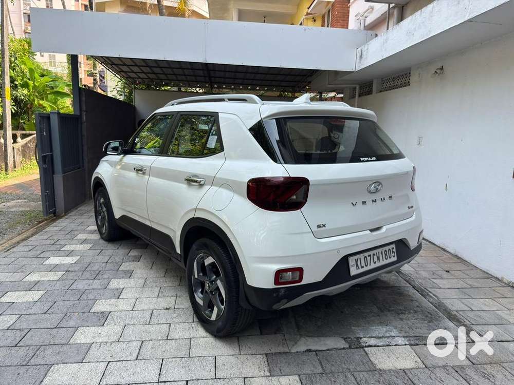 Hyundai Venue 2021 Petrol 18337 Km Driven Well Maintained