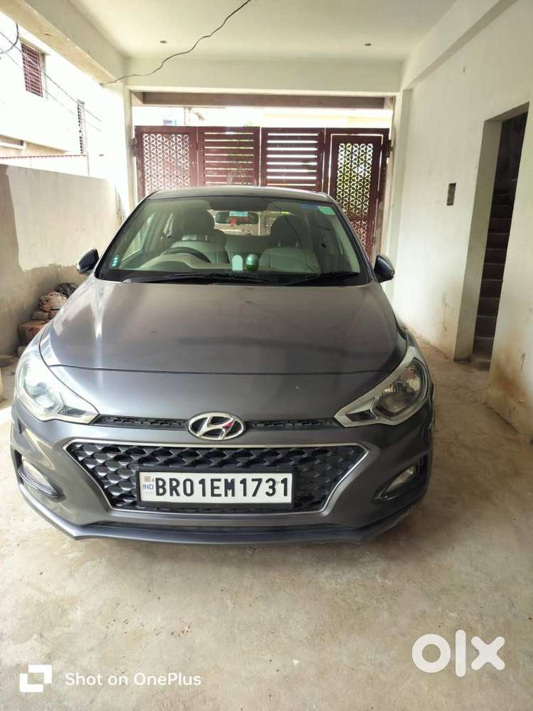 Bhut Safe Se Hai Car Bhut Hi Kam Renge Me Chali Hai