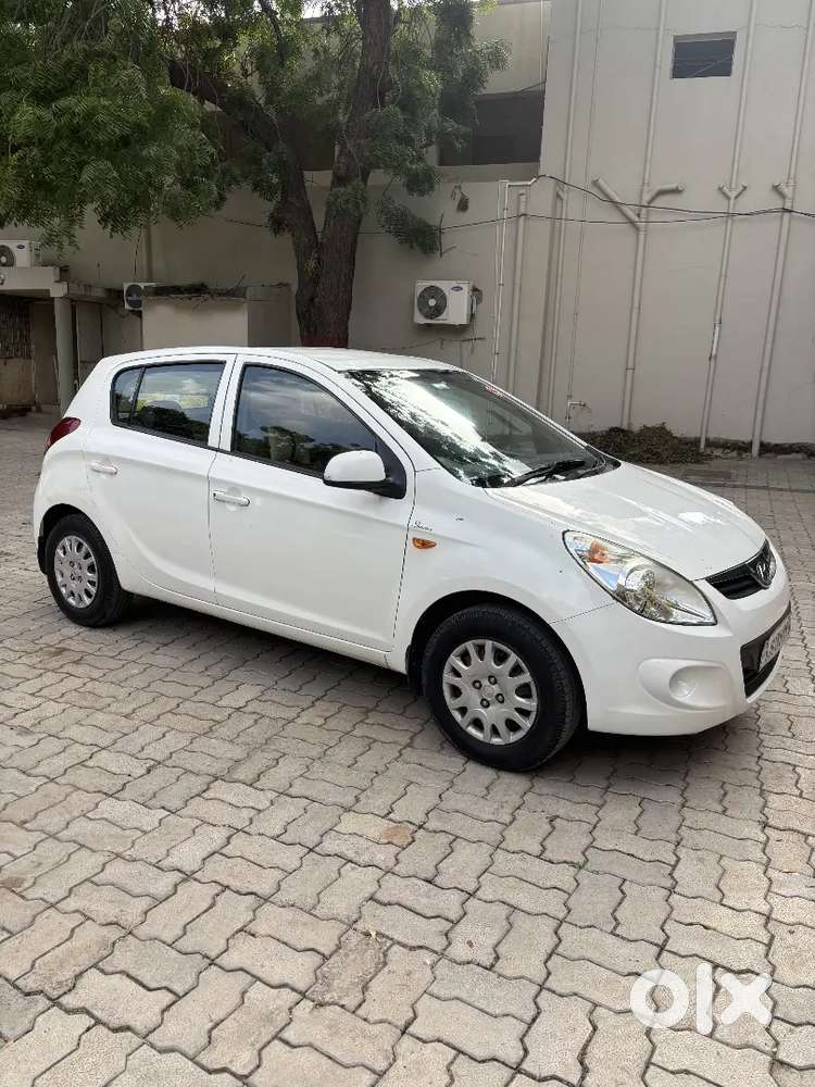 Doctor Female Car Reparshing Done Tiptop Condition