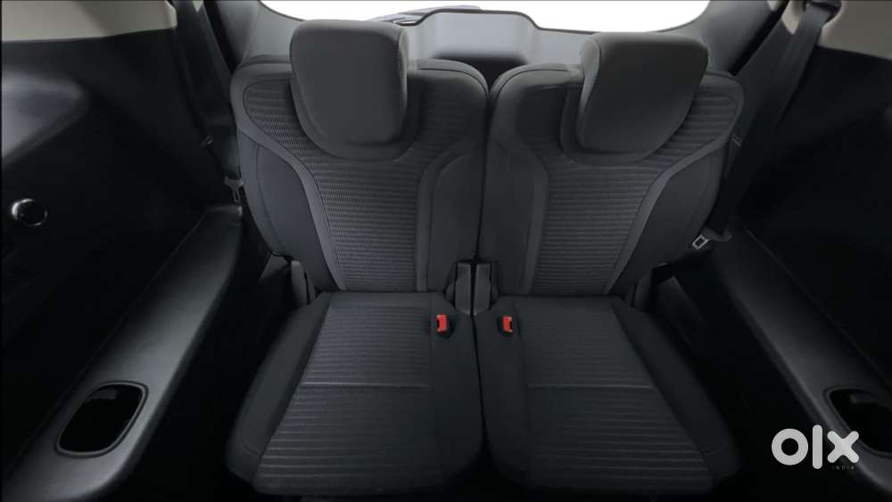 Mahindra Xuv700 2.0 Ax 5 Petrol Mt 7 Str, 2025, Petrol