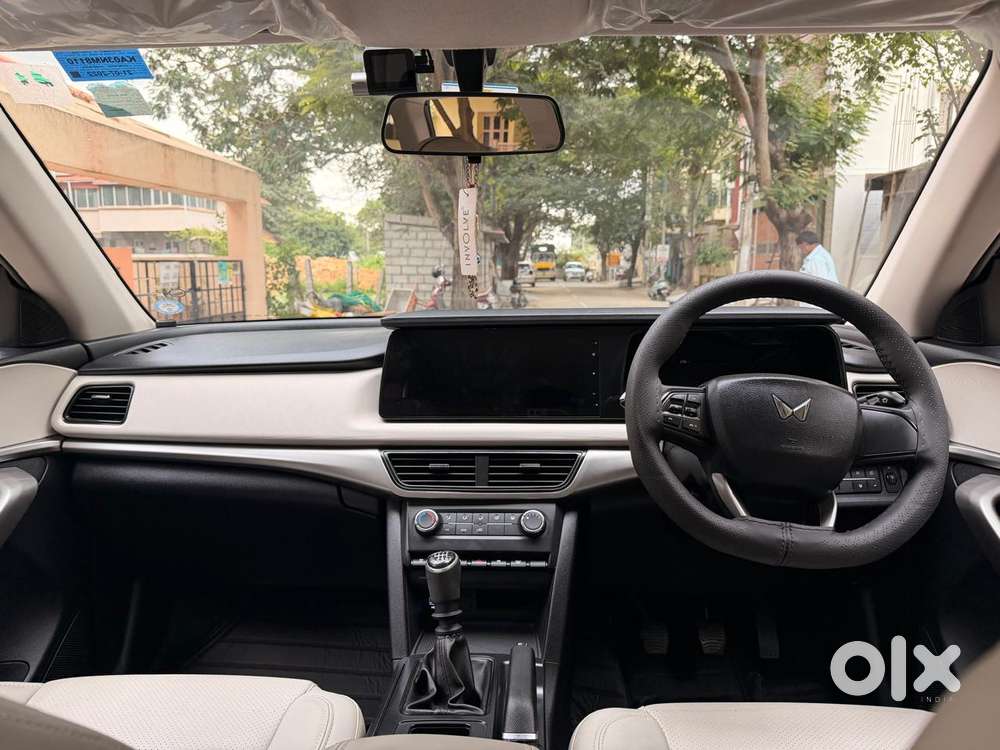 Mahindra Xuv700 Mx Petrol Mt 5 Str (e), 2022, Petrol