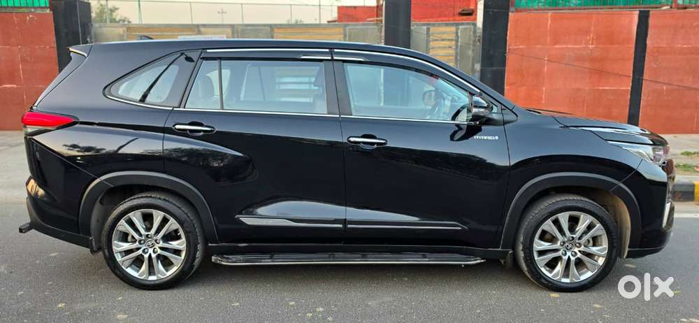 Toyota Innova Hycross