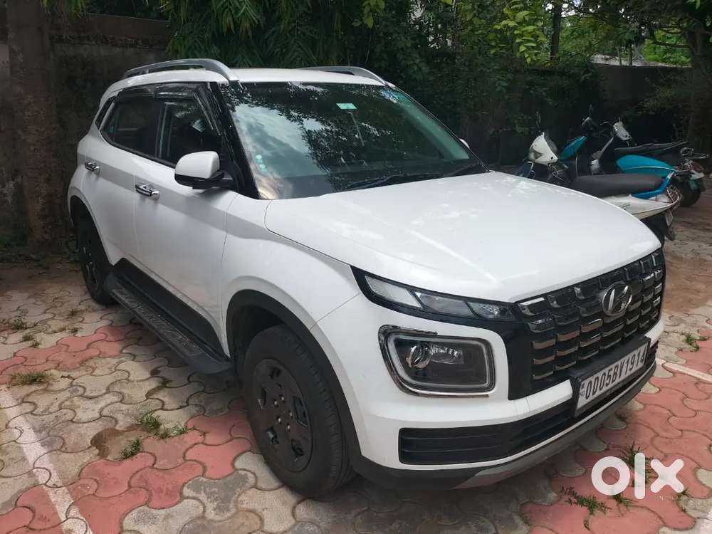 Hyundai Venue 2024 Petrol 8000 Km Driven