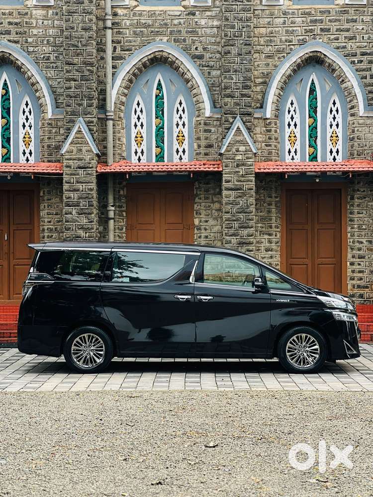 Toyota Vellfire 2.5 Executive Lounge, 2020, Cng & Hybrids