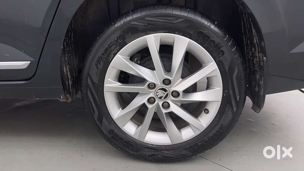 Skoda Slavia Ambition 1.0l Tsi At, 2023, Petrol