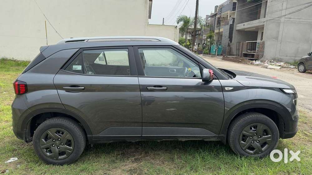 New Hyundai Venue 2025 Petrol 6100 Km Driven And 6 Months Old