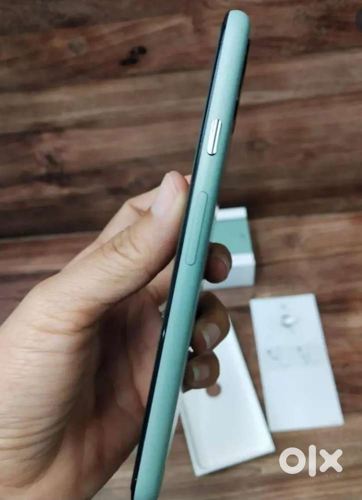 Google pixel 5 ( 8gb + 128gb) just black sorta saga available