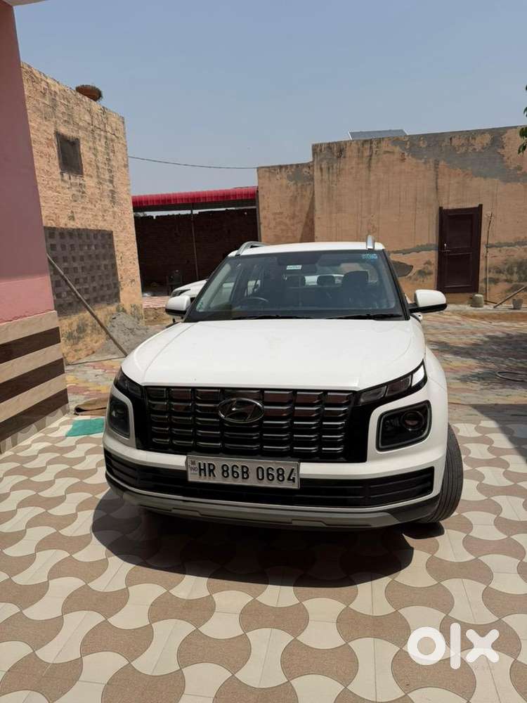 Hyundai Venue 2024 Petrol 30000 Km Driven