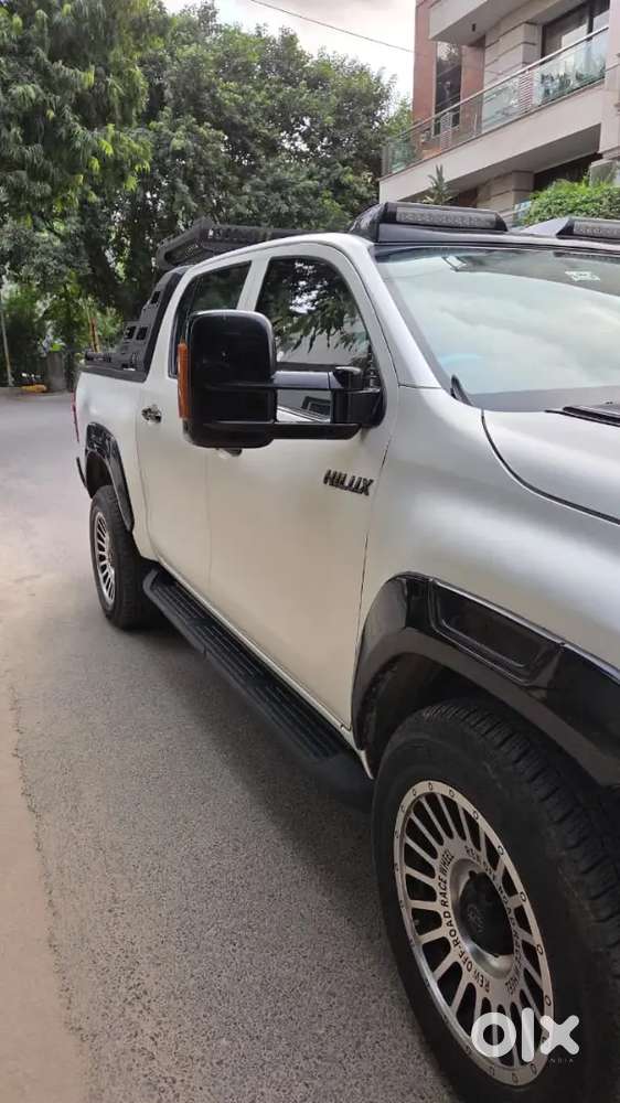 Toyota Hilux Black Edition 2025