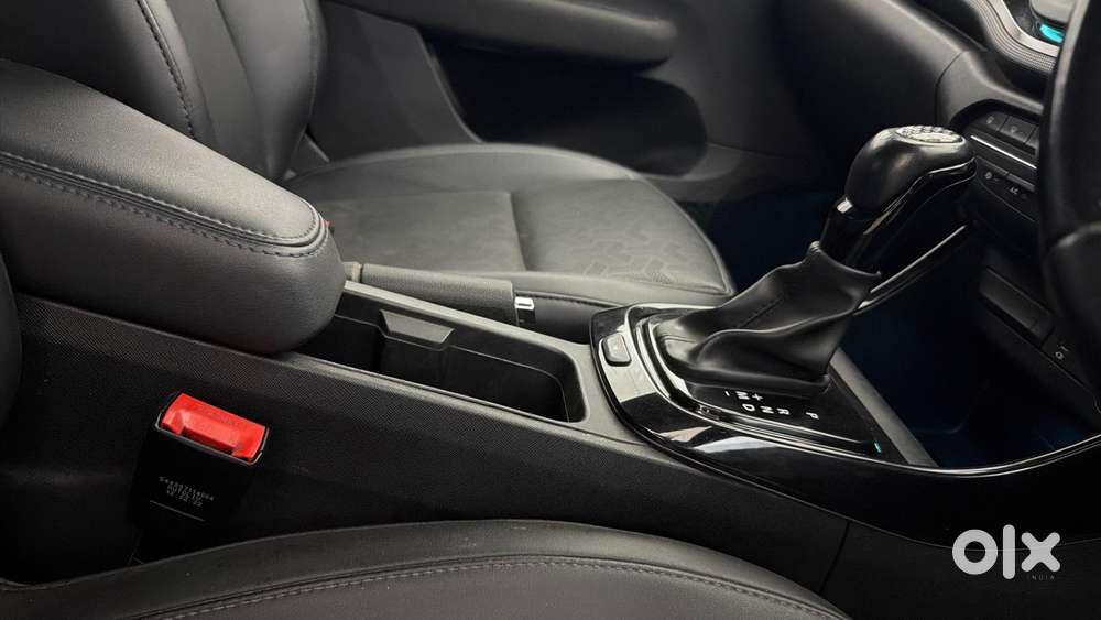 Tata Altroz 1.2 Xza Plus Dark Edition Dct, 2022, Petrol