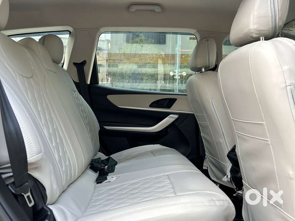 Mahindra Xuv700 2.0 Mx Petrol Mt 5 Str, 2024, Petrol