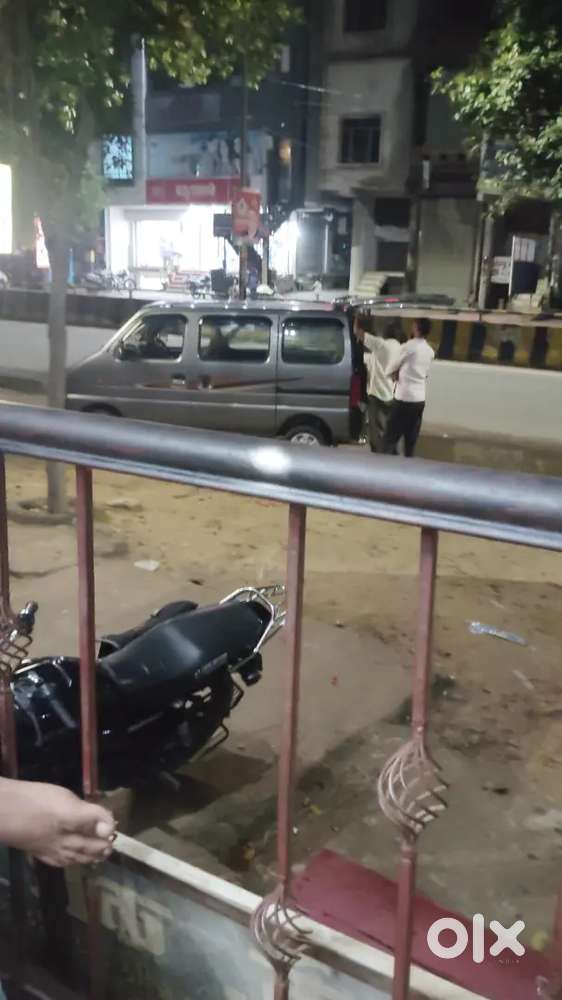 इको गाड़ी चमकती हुई
