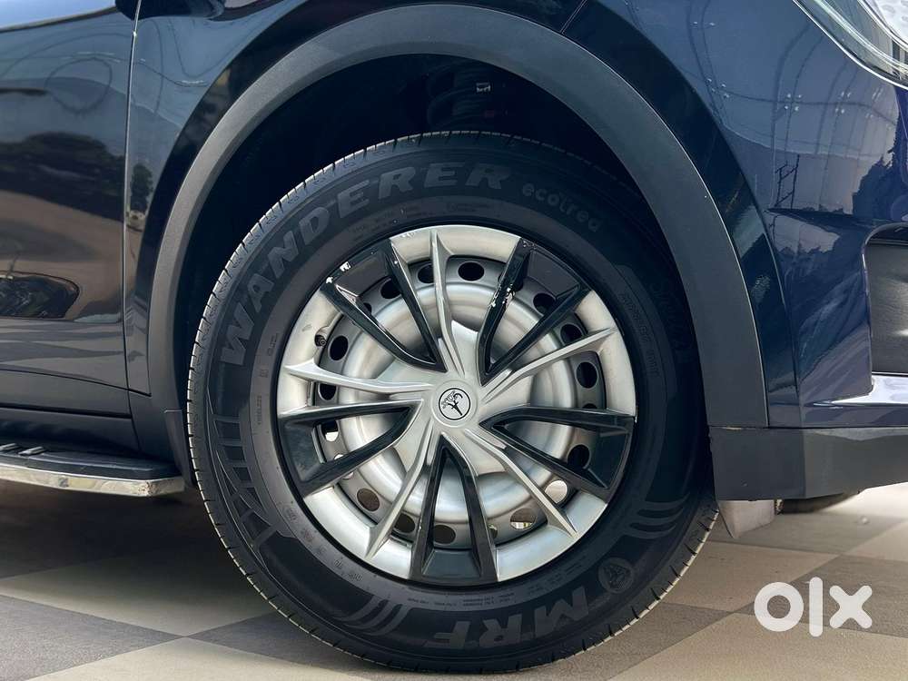 Mahindra Xuv700 2.0 Mx Petrol Mt 5 Str, 2024, Petrol